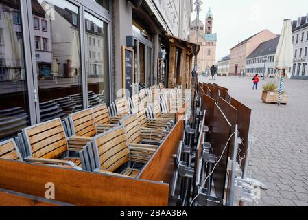 In Speyerer, Deutschland. März 2020. Tische und Stühle werden vor einem Restaurant in der Fußgängerzone hochgeklappt. Credit: Uwe Anspach / dpa / Alamy Live News Stockfoto