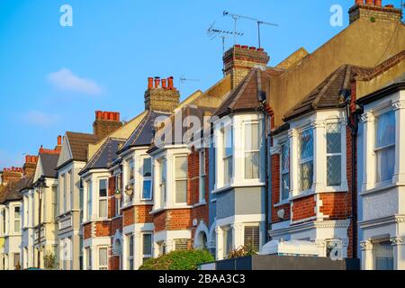 Traditionelle englische Reihenhäuser rund um West Hampstead in London Stockfoto