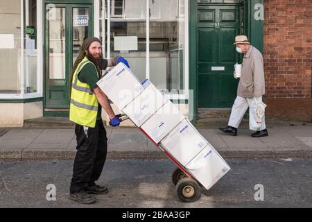 Eine dringende Brotlieferung während des Covid-19-Ausbruchs in der kleinen walisischen Grenzstadt Presteigne, Powys, Wales, Großbritannien Stockfoto