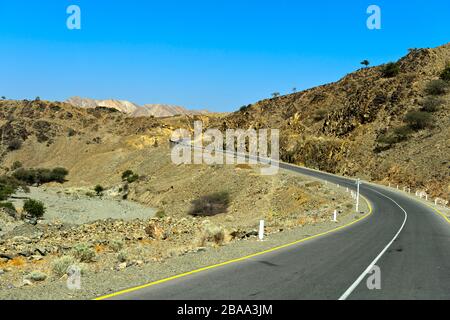 Moderne Asphaltstraße, die von Berhale zur Danakil-Depression, Afar-Region, Äthiopien führt Stockfoto