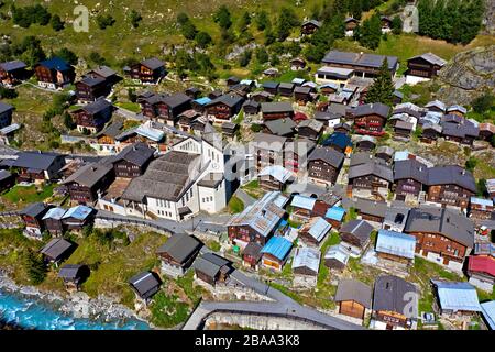 Blatten mit Pfarrkirche im Dorfzentrum, Blatten, Lötschental, Wallis, Schweiz Stockfoto
