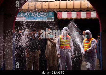 23. März 2020: Peschawar, Pakistan. März 2020. Rettungskräfte sprühen Desinfektionsmittel auf die Straßen von Peshawar, um die Ausbreitung des Corona-Virus in der Region einzudämmen. Am Montag wurden Truppen einberufen, um Zivilbehörden im ganzen Land bei der Bewältigung der Coronavirus-Pandemie zu unterstützen, nachdem mehr als 900 Fälle von Covid-19 im Länderguthaben bestätigt wurden: Hasnain Ali/IMAGESLIVE/ZUMA Wire/Alamy Live News Stockfoto