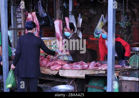 Kambodschanische Rohfleischverkäufer tragen während der Coronavirus-Pandemie Schutzmaske. Kandal Markt, Phnom Penh, Kambodscha. © Kraig Lieb Stockfoto