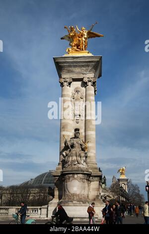 Säule am Ende der Pont Alexandre III (Alexander III Brücke) an der seine, Paris, Frankreich Stockfoto