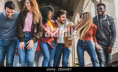 Multiethnische Gruppe von millennials Spaß zu Fuß in der Stadt in den Morgen. Stockfoto