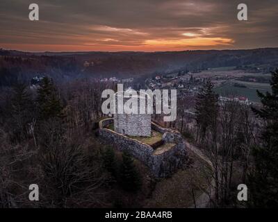 Die Burg Cesky Sternberk ist eine böhmische Burg aus der Mitte des 13. Jahrhunderts, die sich auf der Westseite des Flusses Sazava mit Blick auf das Dorf befindet. Stockfoto