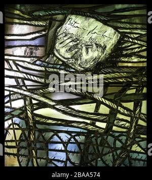 Simon von Kyrene trägt das Kreuz, Detail des Buntglasfensters von Sieger Koder in Chapel auf dem Jesuitenfriedhof in Pullach, Deutschland Stockfoto