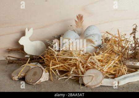 osterdekoration mit natürlichen Materialien Stockfoto