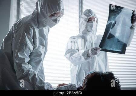 Die medizinische Mitarbeiter und Patienten auf der Station Stockfoto