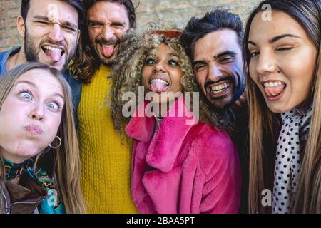 Gruppe der besten multiracial Freunde, die einen Selfie Outdoor in der Stadt nehmen. Tre Paare, die zusammen Spaß haben, machen Photo for Memory mit lustiger Pose, Happ Stockfoto