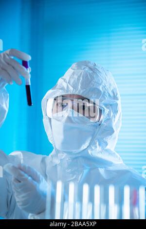 Medizinisches Personal mit Reagenzgläsern zum Testen Stockfoto