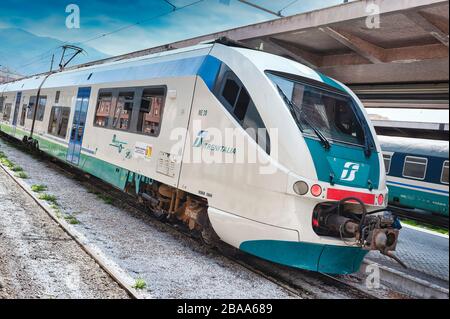 Der Zug wartet auf Passagiere am Bahnhof in Palermo, Sizilien, Italien Stockfoto