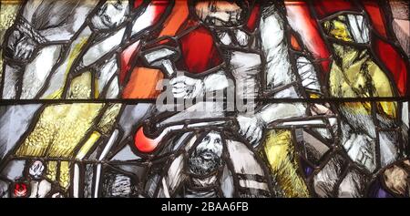 Gott trägt die Schuld der ganzen Menschheit, ergreift Sünder und rettet sie vor dem Tod, Detail des Glasfensters von Sieger Koder in der St.-John-Kirche Stockfoto