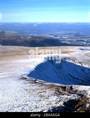 Blick nach Westen vom Gipfel von Corn Du, Brecon Beacons, Brecon Beacons National Park, Powys, Wales. Stockfoto