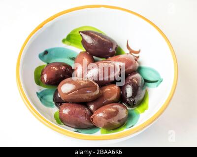 Kalamata Oliven in einer Schüssel auf einem weißen Tischtuch Stockfoto