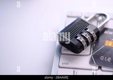 Cyber-Sicherheitskonzept, gesperrt, Kreditkarte und Schlüssel auf der Tastatur des Laptop-Computers. Stockfoto