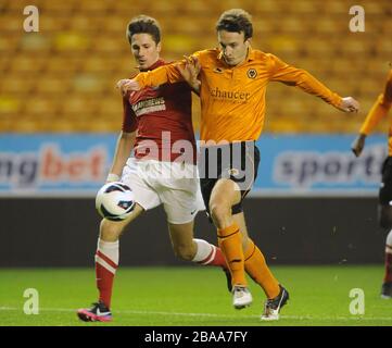 Der U18er Ryan Schofield (rechts) von Wolverhampton Wanderers und der Tom Derry (links) von Charton Athletic U18s kämpfen um den Ball. Stockfoto