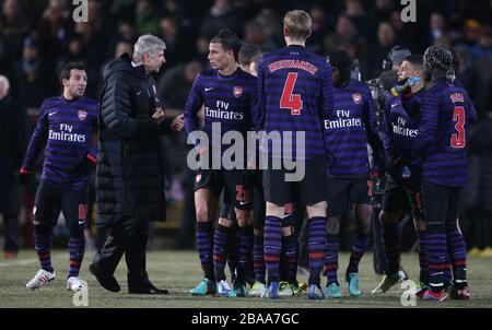 Arsenal-Manager Arsene Wenger (links) spricht mit seinen Spielern Stockfoto