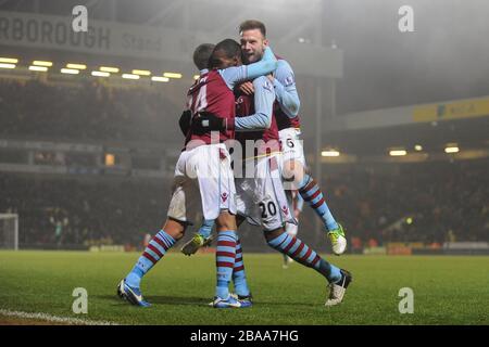 Christian Benteke von Aston Villa von Aston Villa feiert, dass er seinen Teams das vierte Tor des Spiels erzielte Stockfoto