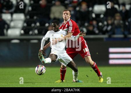 Nathan Dyer (links) von Swansea City und Andrew Halliday (rechts) von Middlesbrough kämpfen um den Ball Stockfoto