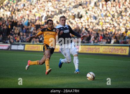 Ahmed Elmohamady (links) von Hull City wird von Danny Ward (rechts) von Huddersfield Town herausgefordert Stockfoto