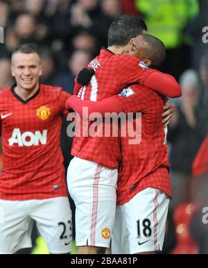 Robin van Persie (Center) von Manchester United feiert mit Teamkollege Ashley Young (rechts) ihr erstes Tor des Spiels Stockfoto