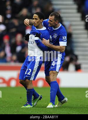 Evertons Steven Pienaar (links) feiert mit Darron Gibson, nachdem Stoke City's Ryan Shawcross ein Eigentor erzielt Stockfoto