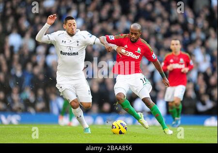 Tottenham Hotsporns Clint Dempsey (links) und Swansea City kämpfen Dwight Tiendalli um den Ball Stockfoto