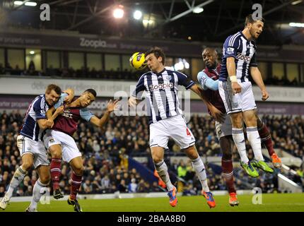 Das Carlton Cole von West Ham United kommt zwischen Goran Popov von West Bromwich Albion und Shane Long Stockfoto