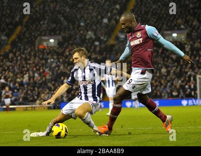 Das Carlton Cole von West Ham United schneidet in West Bromwich Albions Gareth McAuley ein Stockfoto