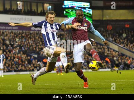 West Bromwich Albion's Gareth McAuley und West Ham United's Carlton Cole Stockfoto