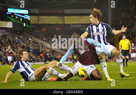 West Bromwich Albions Gareth McAuley und Billy Jones halten das Carlton Cole von West Ham United an Stockfoto