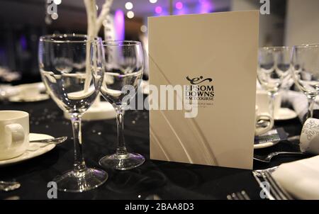 Allgemeiner Blick auf das Menü des Abendmahls für die Weihnachtsfeier "Diamonds on the Downs" auf der Rennbahn Epsom Downs Stockfoto