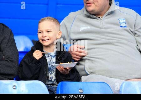 Ein junger Fan von Birmingham City steigt vor dem Spiel in die Atmosphäre Stockfoto