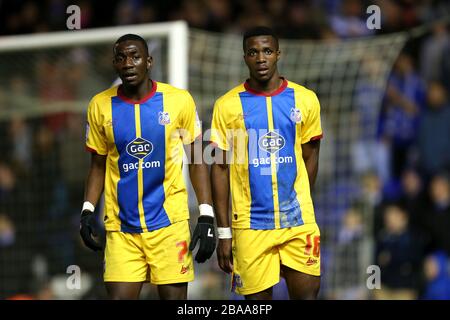 Die Kristallpalasts Yannick Bolasie (links) und Wilfried Zaha bilden eine Verteidigungsmauer Stockfoto