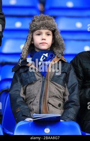 Ein junger Fan von Birmingham City steigt vor dem Spiel in die Atmosphäre Stockfoto