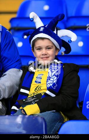 Ein junger Fan von Birmingham City steigt vor dem Spiel in die Atmosphäre Stockfoto