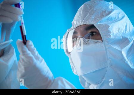 Medizinisches Personal mit Reagenzgläsern zum Testen Stockfoto
