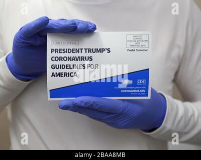 Los Angeles, CA/USA - 25. März 2020: Ein offizieller Mailer des Weißen Hauses lautet: "VERLANGSAMEN SIE DIE VERBREITUNG. DIE CORONAVIRUS-RICHTLINIEN VON PRÄSIDENT TRUMP FÜR AMERIKA." Stockfoto