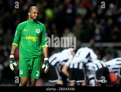 Wigan Athletics Ali Al-Habsi steht nach drei Treffern dejected Stockfoto