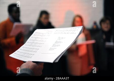 Weihnachtslieder, die der Chor zu Weihnachten im Cottage gesungen hat Stockfoto