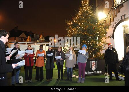 Weihnachtslieder, die der Chor zu Weihnachten im Cottage gesungen hat Stockfoto