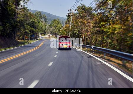 Rotes Taxi-Auto schwenkt in Chiang Mai Stockfoto