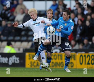 Derby County will Hughes (links) und Leeds United kämpfen Ross McCormack (rechts) um den Ball. Stockfoto