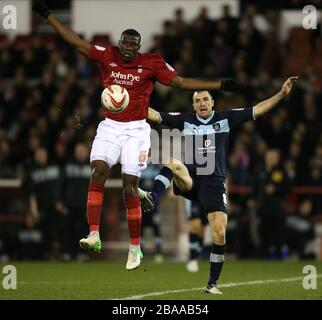 Guy Moussi von Nottingham Forest und Dean Marney von Burnley Stockfoto