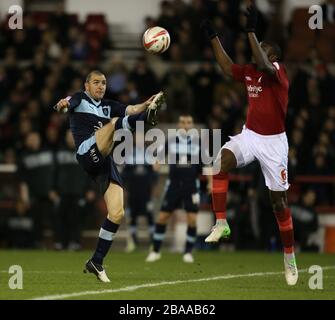 Guy Moussi von Nottingham Forest und Dean Marney von Burnley Stockfoto