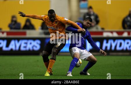 Die Sylvan Ebanks-Blake von Wolverhampton Wanderers und Paul Robinson von Birmingham City kämpfen um den Ballbesitz Stockfoto