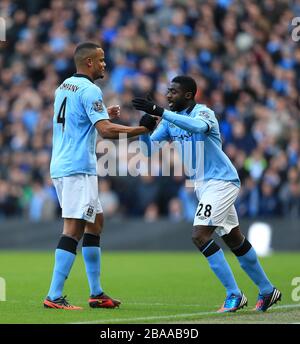 Vincent Kompany (links) von Manchester City muss früh in der Partie gegen Teamkollege Kolo Toure (rechts) ersetzt werden. Stockfoto