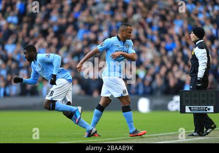 Vincent Kompany (rechts) von Manchester City muss früh in der Partie gegen Teamkollege Kolo Toure (links) ersetzt werden. Stockfoto