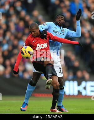 Der Kolo Toure (rechts) von Manchester City und Ashley Young (links) von Manchester United kämpfen um den Ball Stockfoto